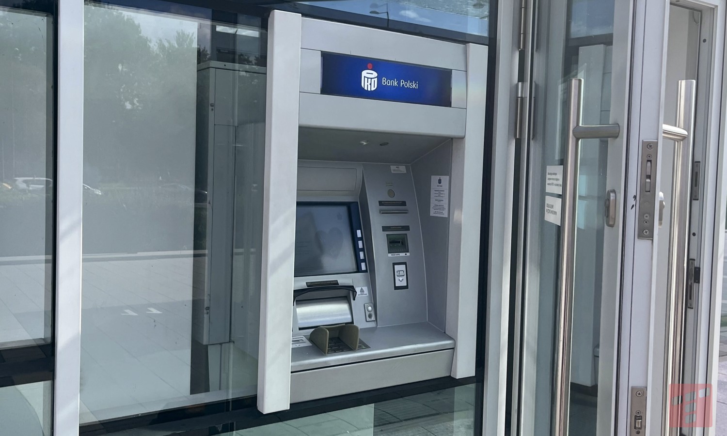 Gotówka idzie w odstawkę. W Polsce ubywa bankomatów.
