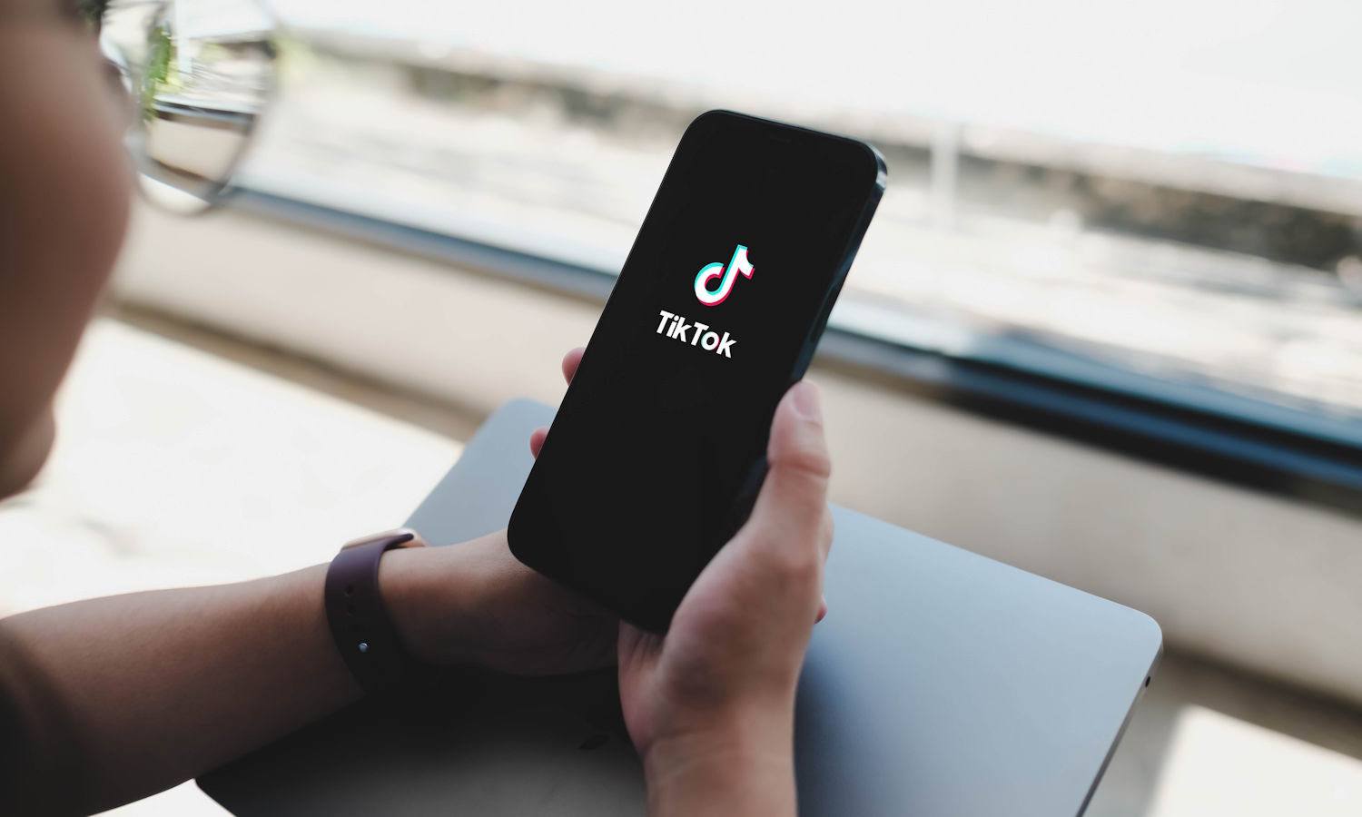 TikTok śledzi użytkowników. Teraz także poza aplikacją