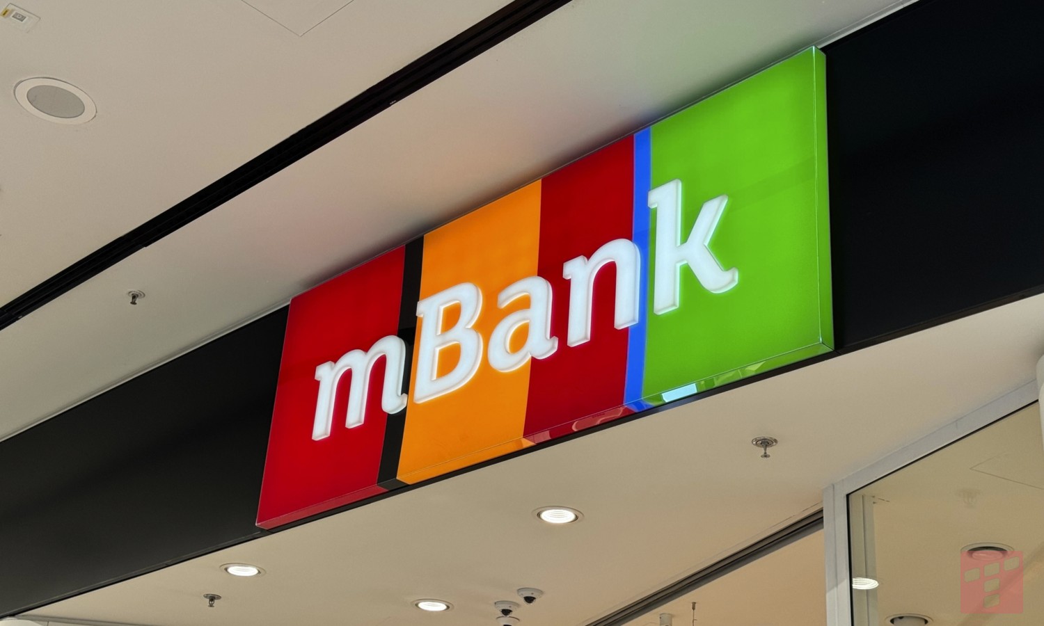 mBank nagabuje młodzież na kredyty. Pięć stów za darmo