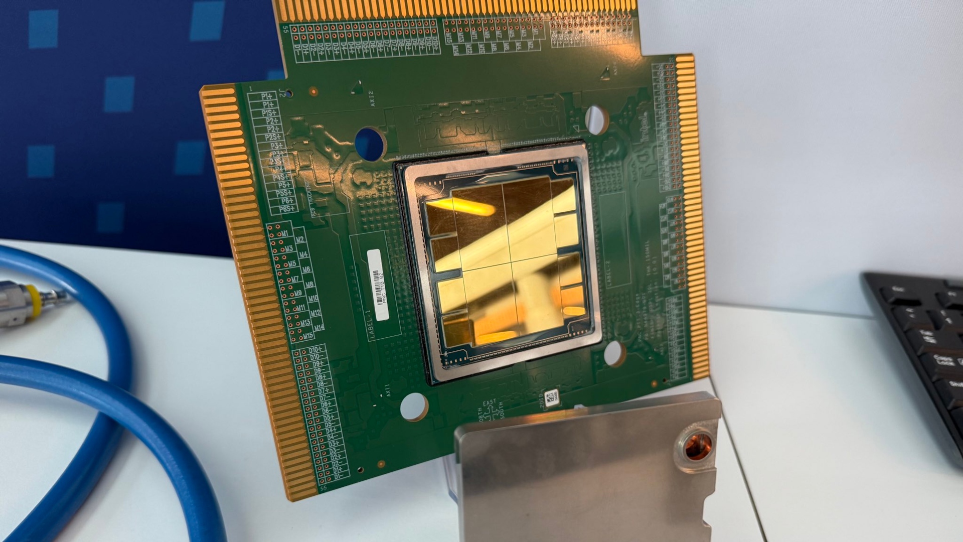 Intel Jaguar Shores namierzone. To będą ogromne układy