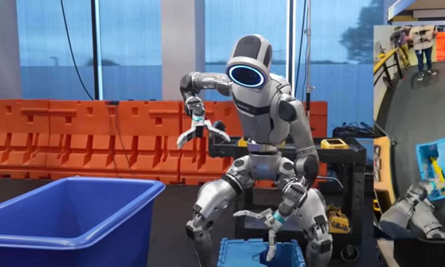 Chcą zirytować humanoidalnego robota. Jego reakcja jest natychmiastowa