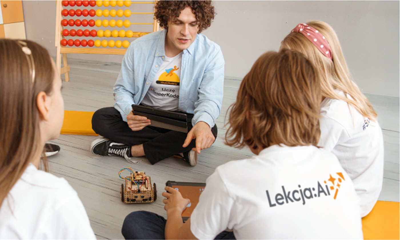 AI wchodzi do szkół. Fundacja Orange szkoli nauczycieli za darmo