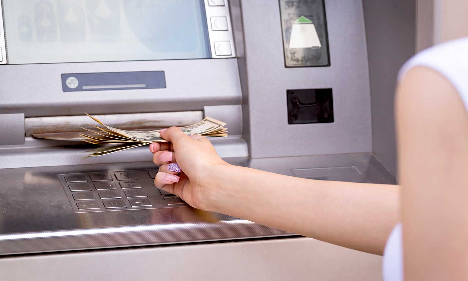 Popełniła błąd przy bankomacie i wyszła. Teraz ma kłopoty