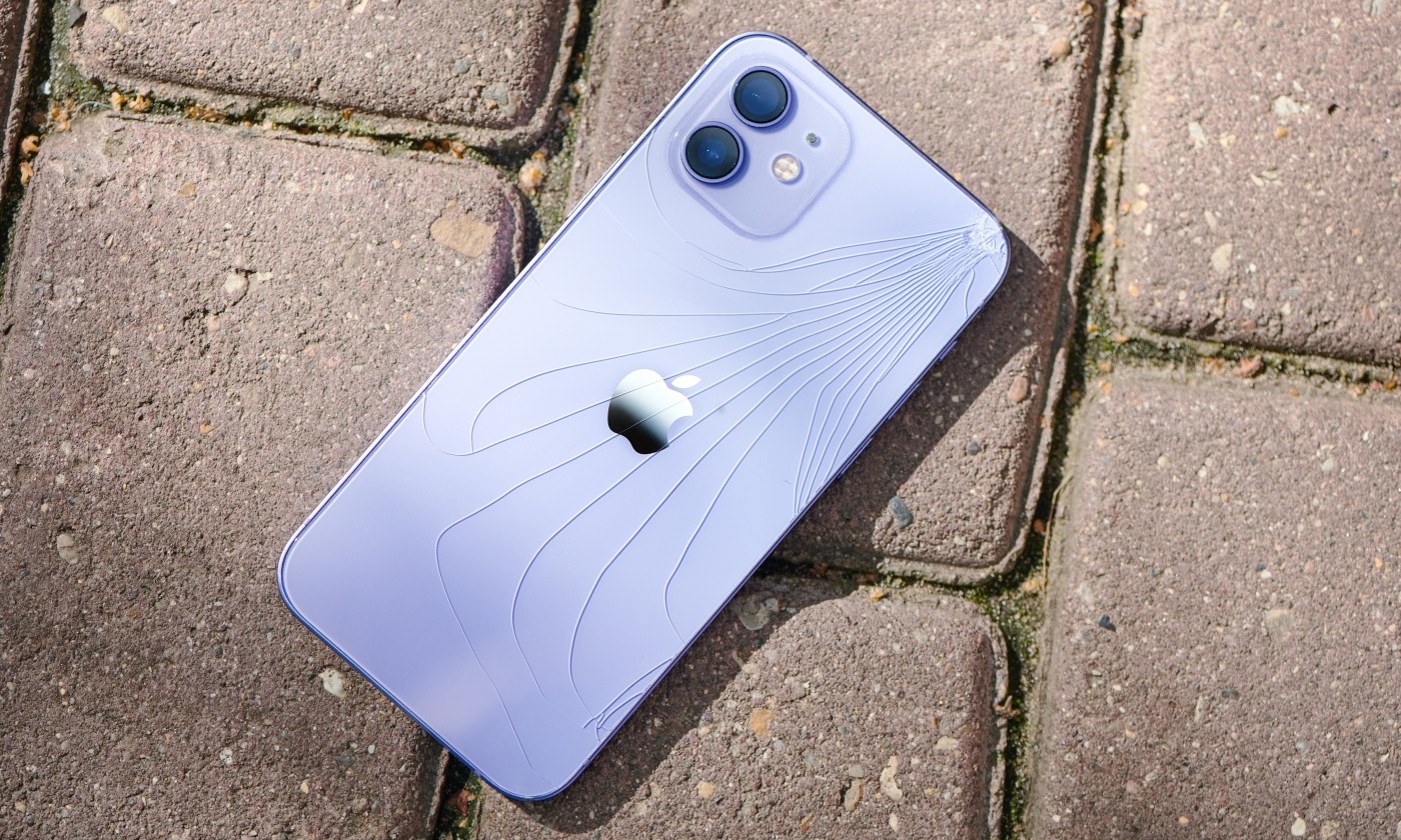 Apple naprawia iPhone'y 12 w Europie. Unia kazała