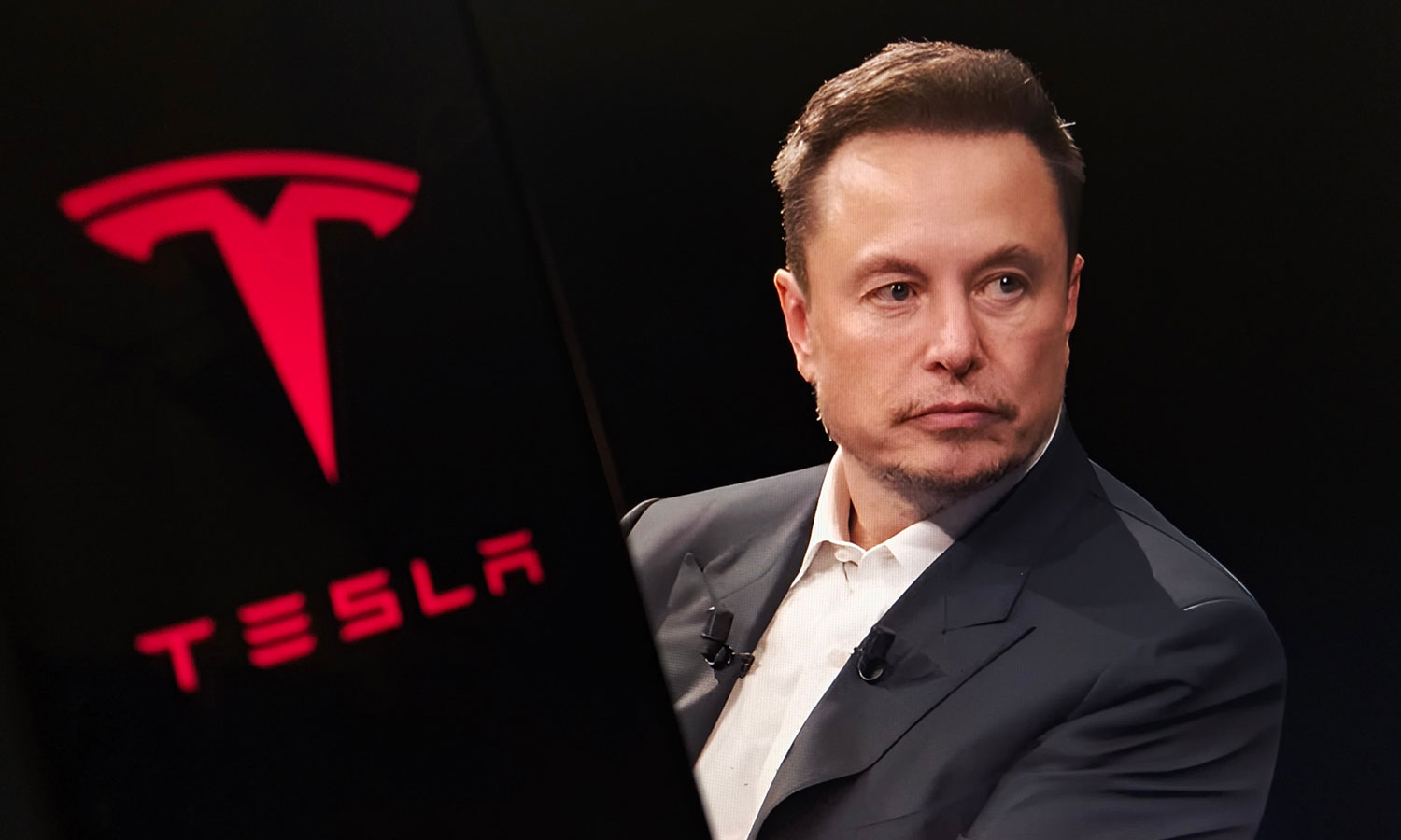 Tesla nie radzi sobie najlepiej. Inżynier Muska dolewa oliwy do ognia