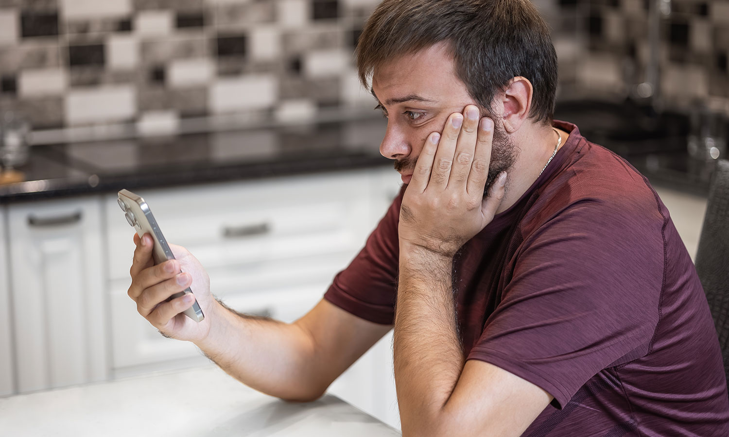 Telefon pułapka. Mieszkaniec Ostrołęki wpadł jak śliwka w kompot