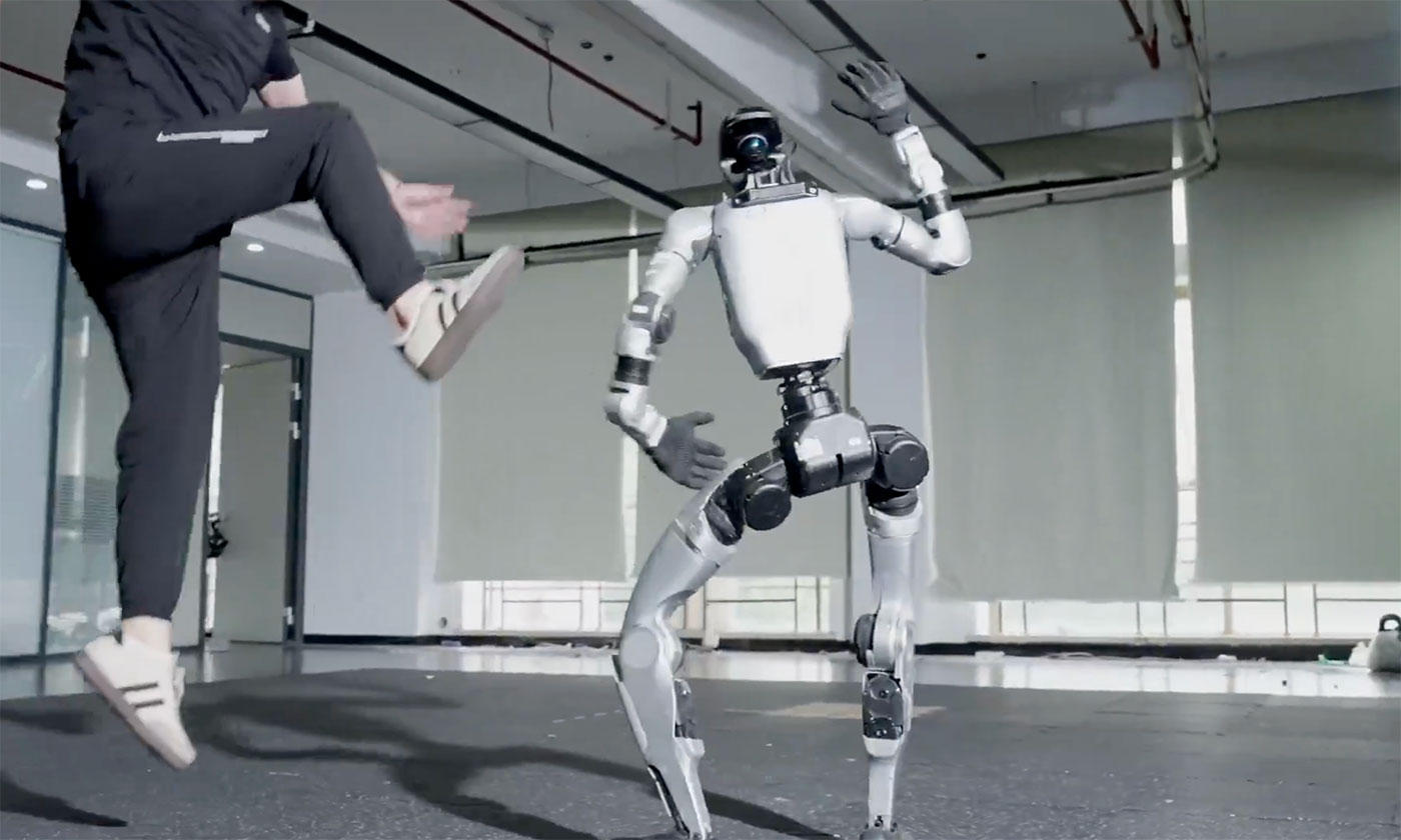 Humanoidalny robot, na którym żadne kopnięcia nie robią wrażenia