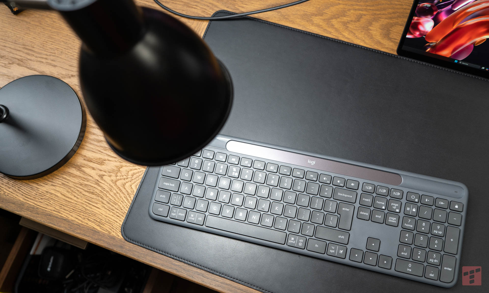 Zapomnij o ładowarce. Na zawsze. Sprawdziłem solarną klawiaturę Logitech