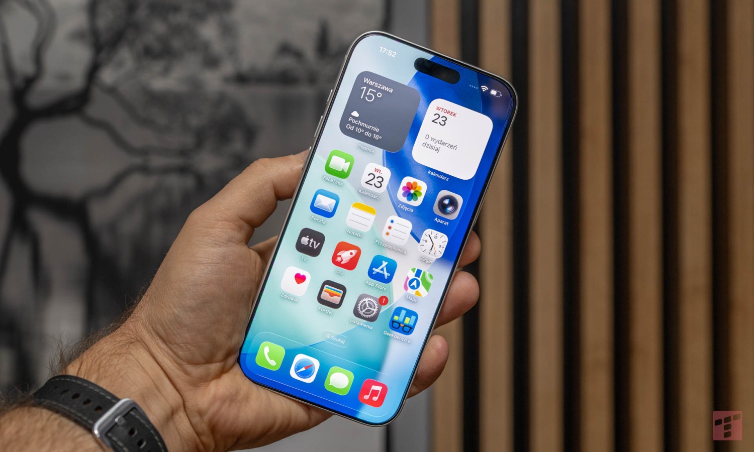 Apple odcina drogę powrotu. iPhone’y utknęły na iOS 26