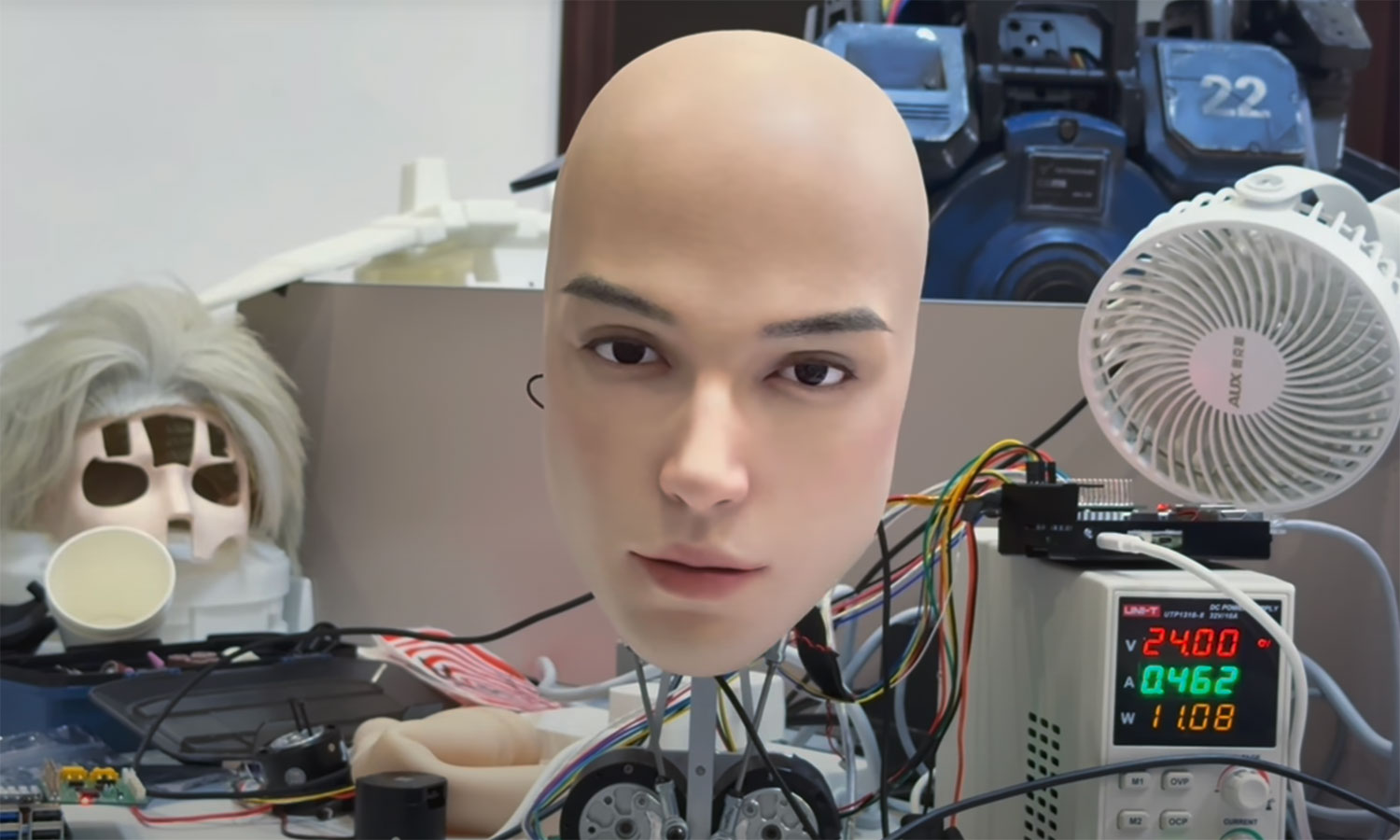 Realistyczna głowa robota humanoidalnego. Aż przechodzą ciarki