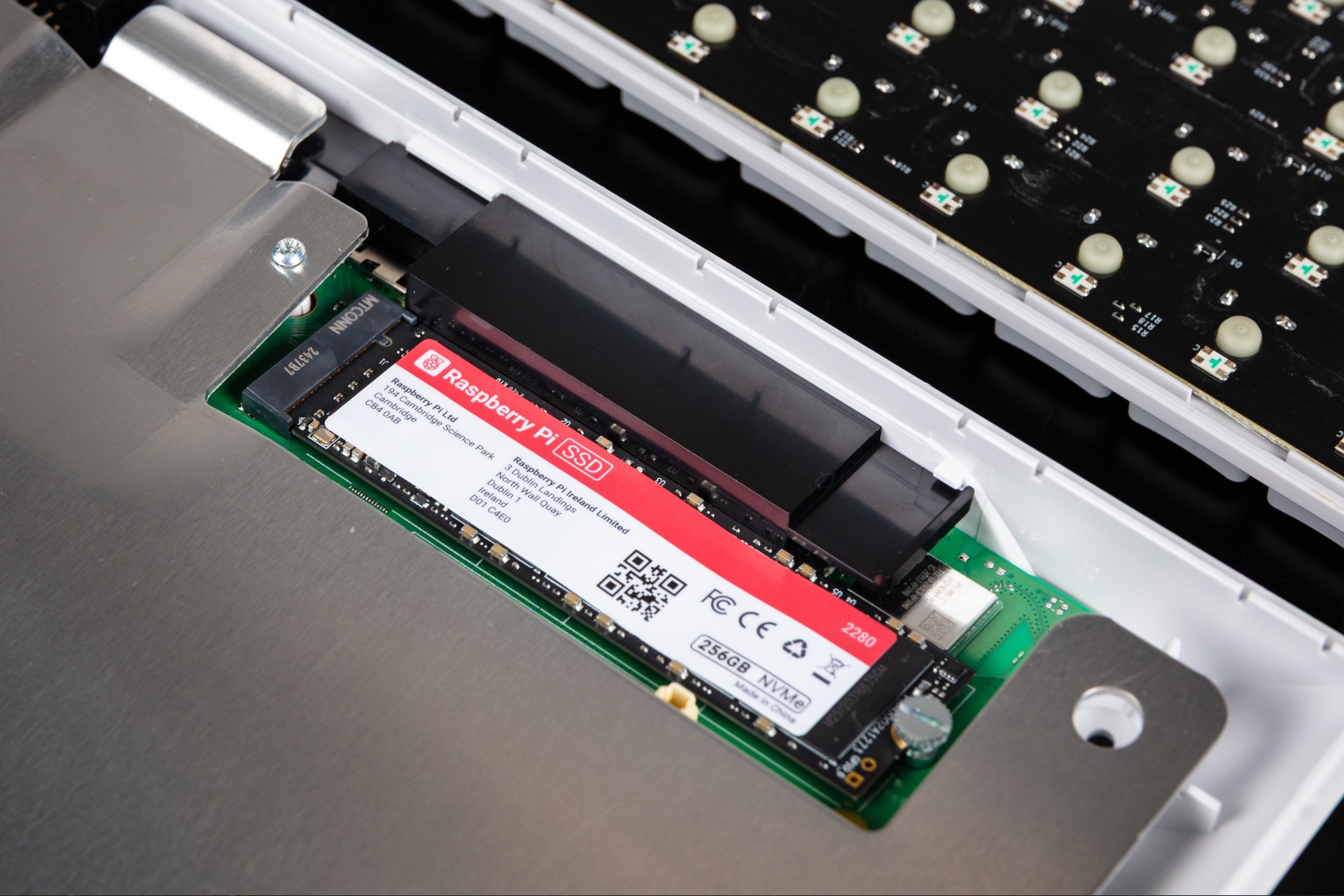 Raspberry Pi 500+ debiutuje. Lepsza specyfikacja i mechaniczne przełączniki