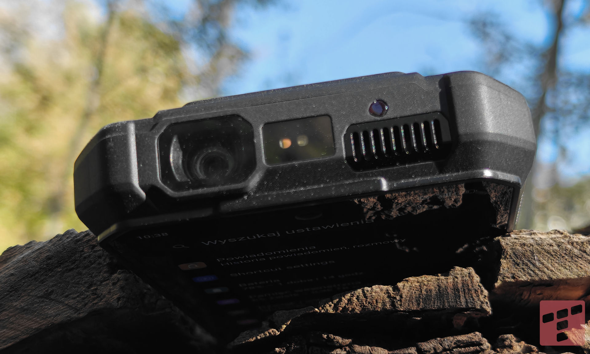 Tank 4 Pro: czołg z projektorem i ekranem AMOLED (test)