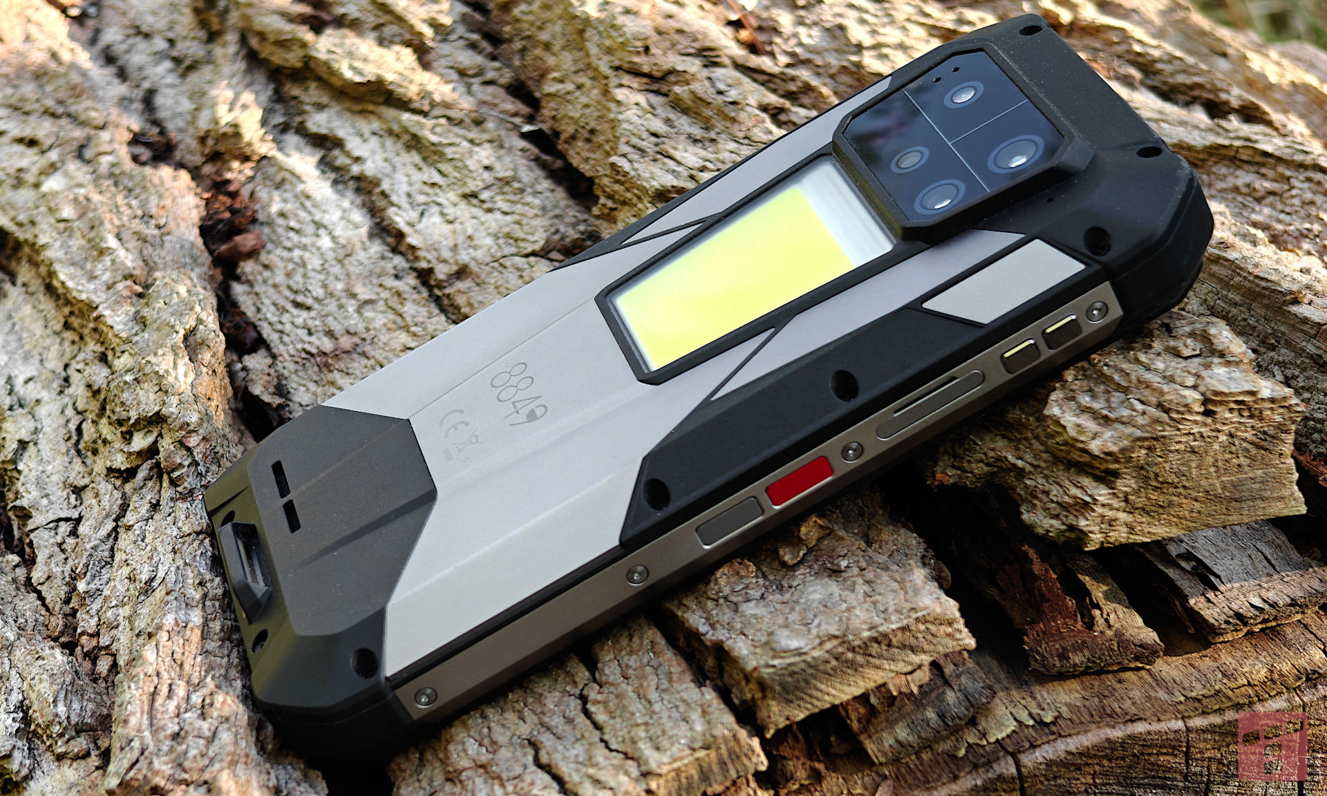 Tank 4 Pro: czołg z projektorem i ekranem AMOLED (test)