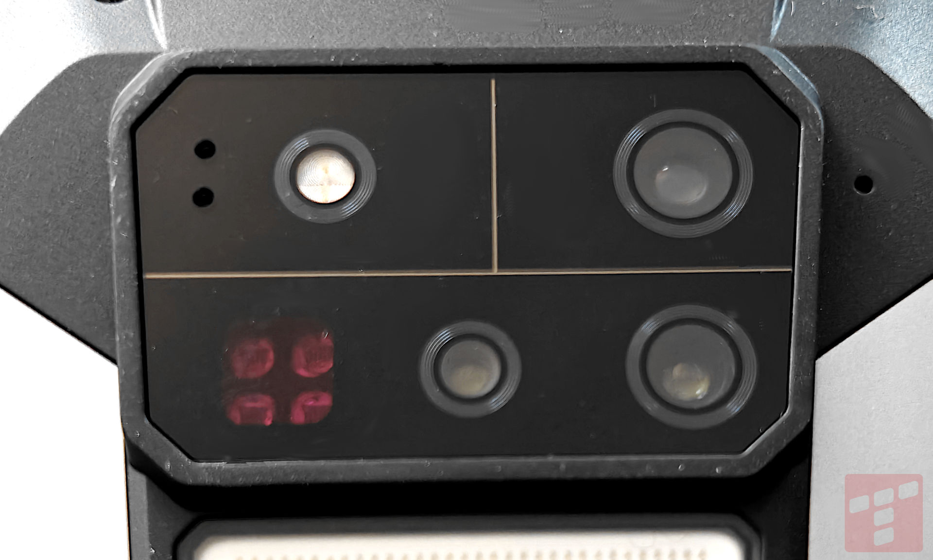 Tank 4 Pro: czołg z projektorem i ekranem AMOLED (test)