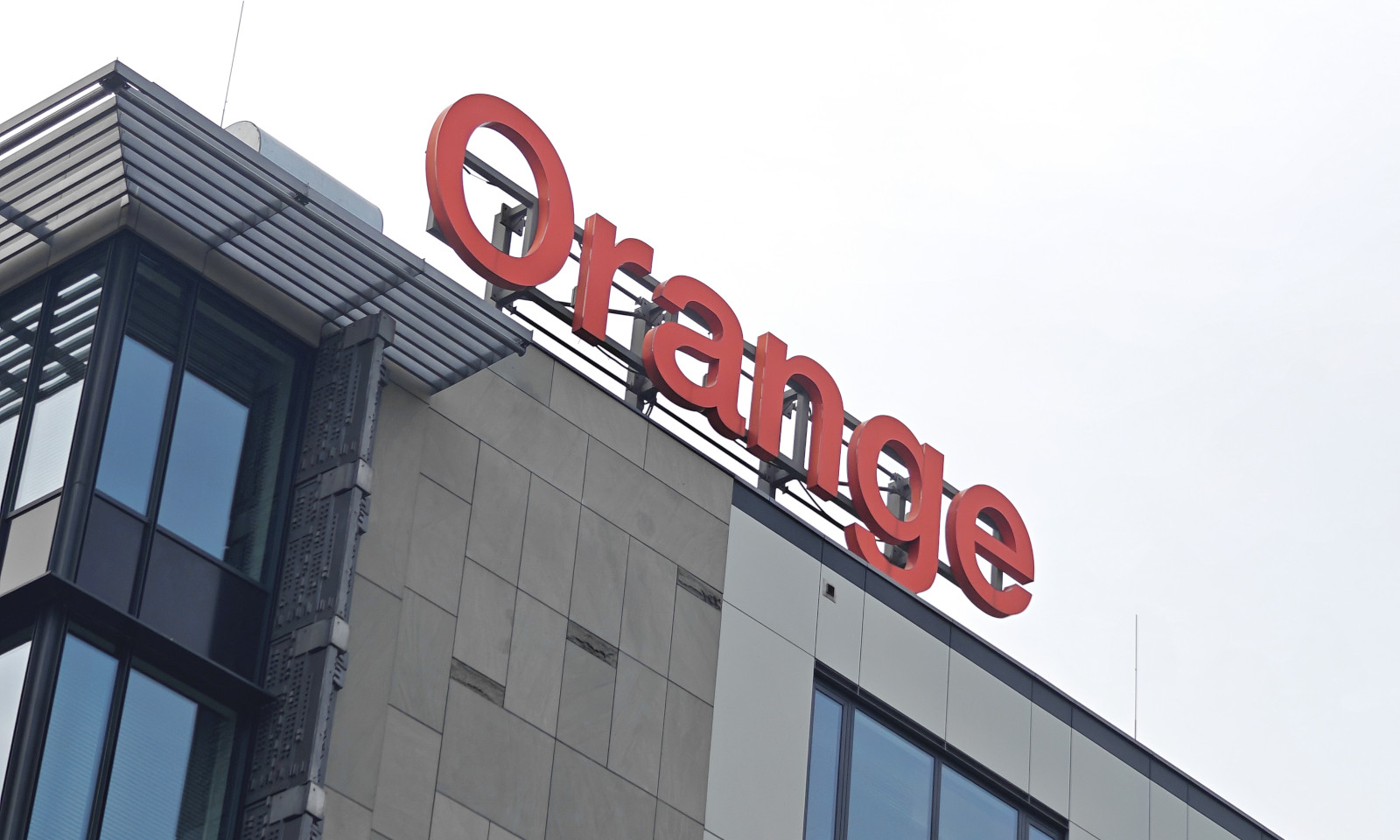 Spółka Orange przejęta przez Finów. Co z klientami?