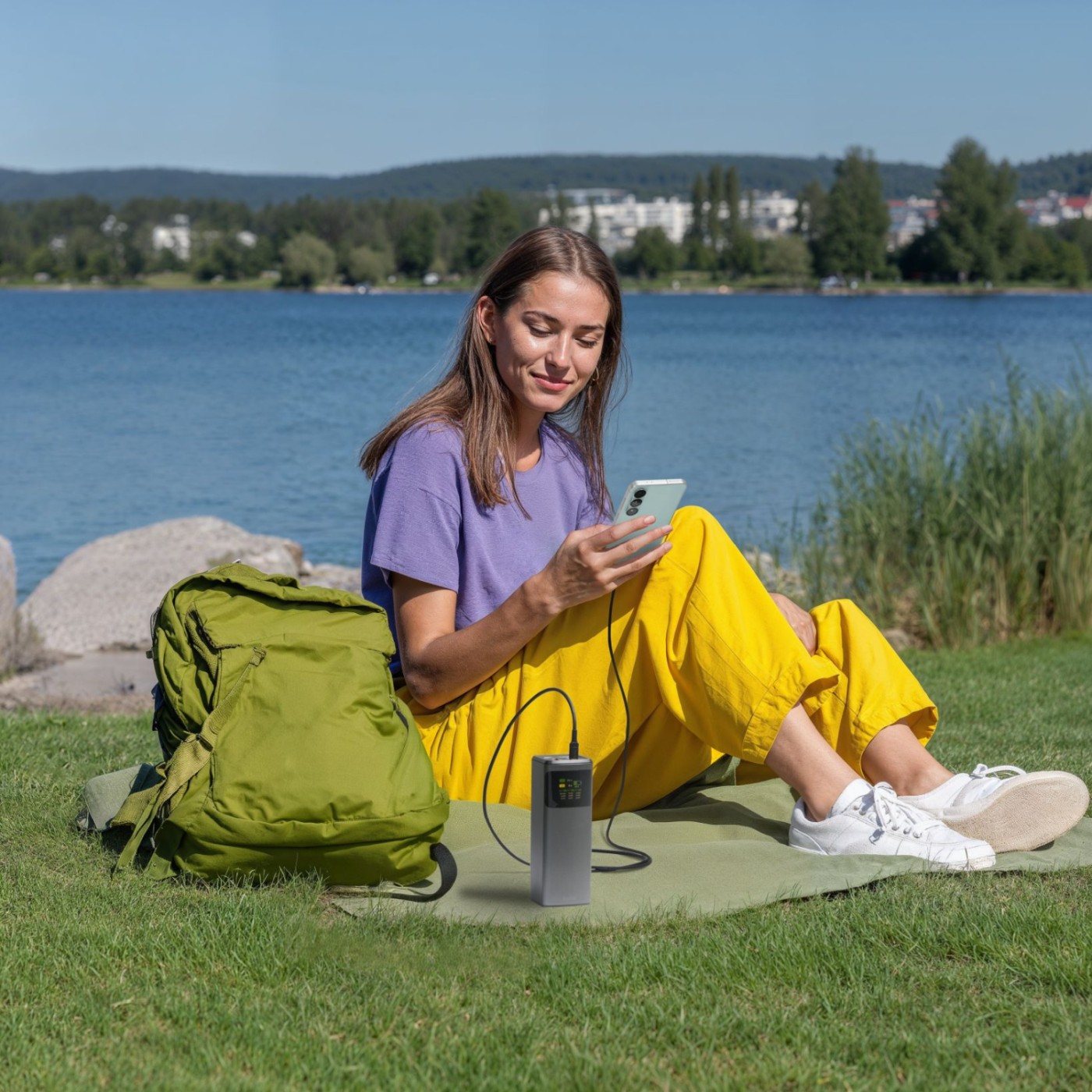 Koniec z diodami LED. Ten powerbank ma kolorowy ekran i naładuje laptop