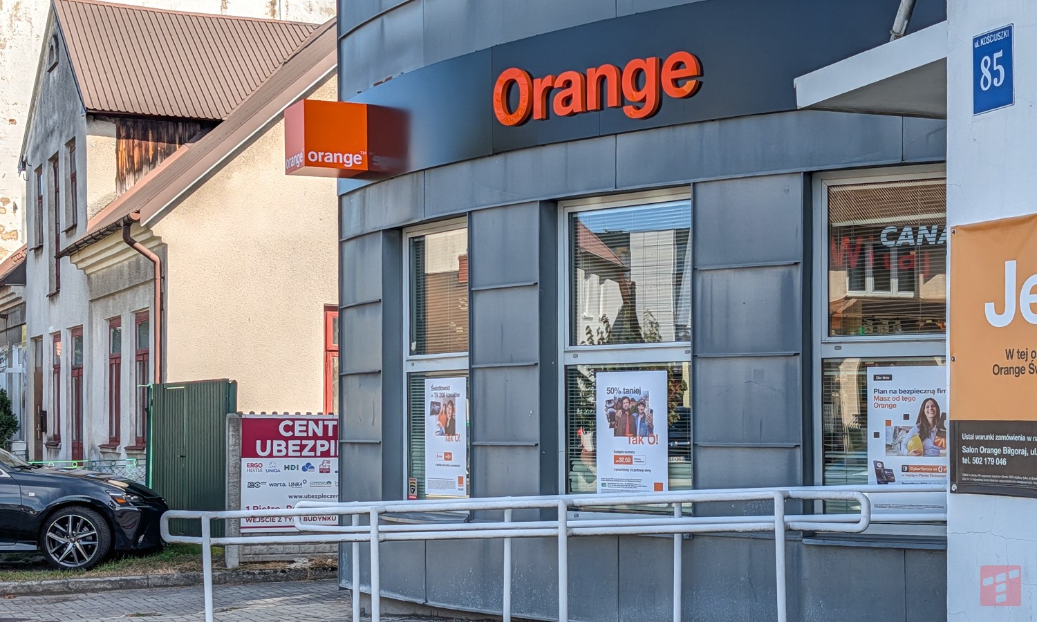 Totalna demolka w Orange. Prezenty lecą drzwiami i oknami