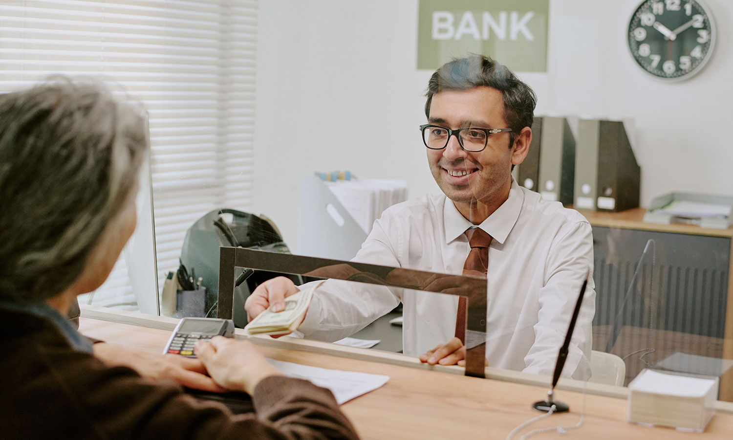 Pracownicy banków robią to bezprawnie. Polska firma ujawnia proceder