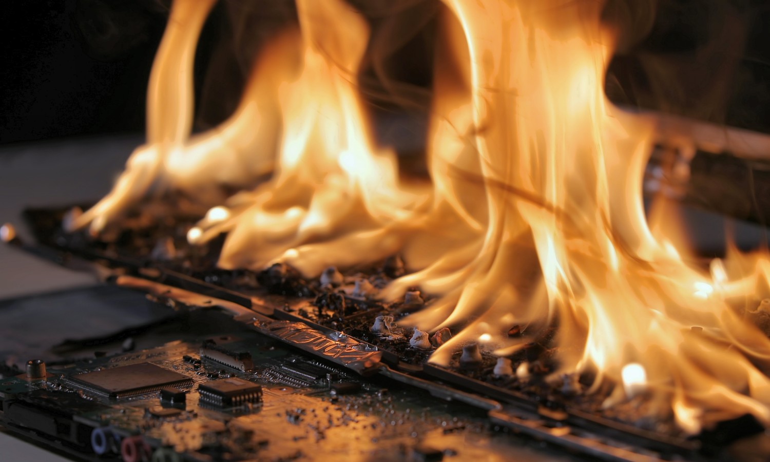 Pożary elektryków. Statystyki PSP nie pozostawiają złudzeń