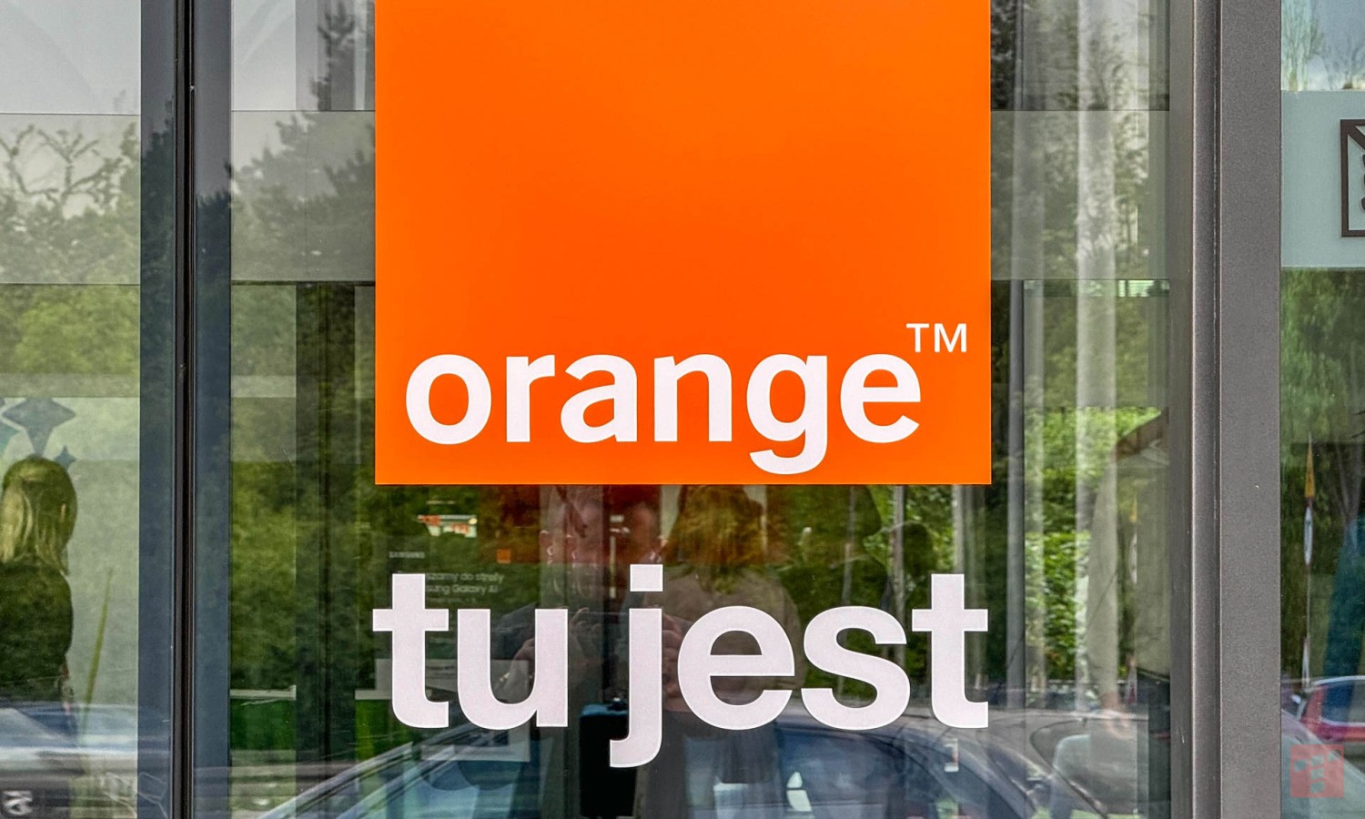 Nadajniki na szczycie góry i pod ziemią. To część większego planu Orange