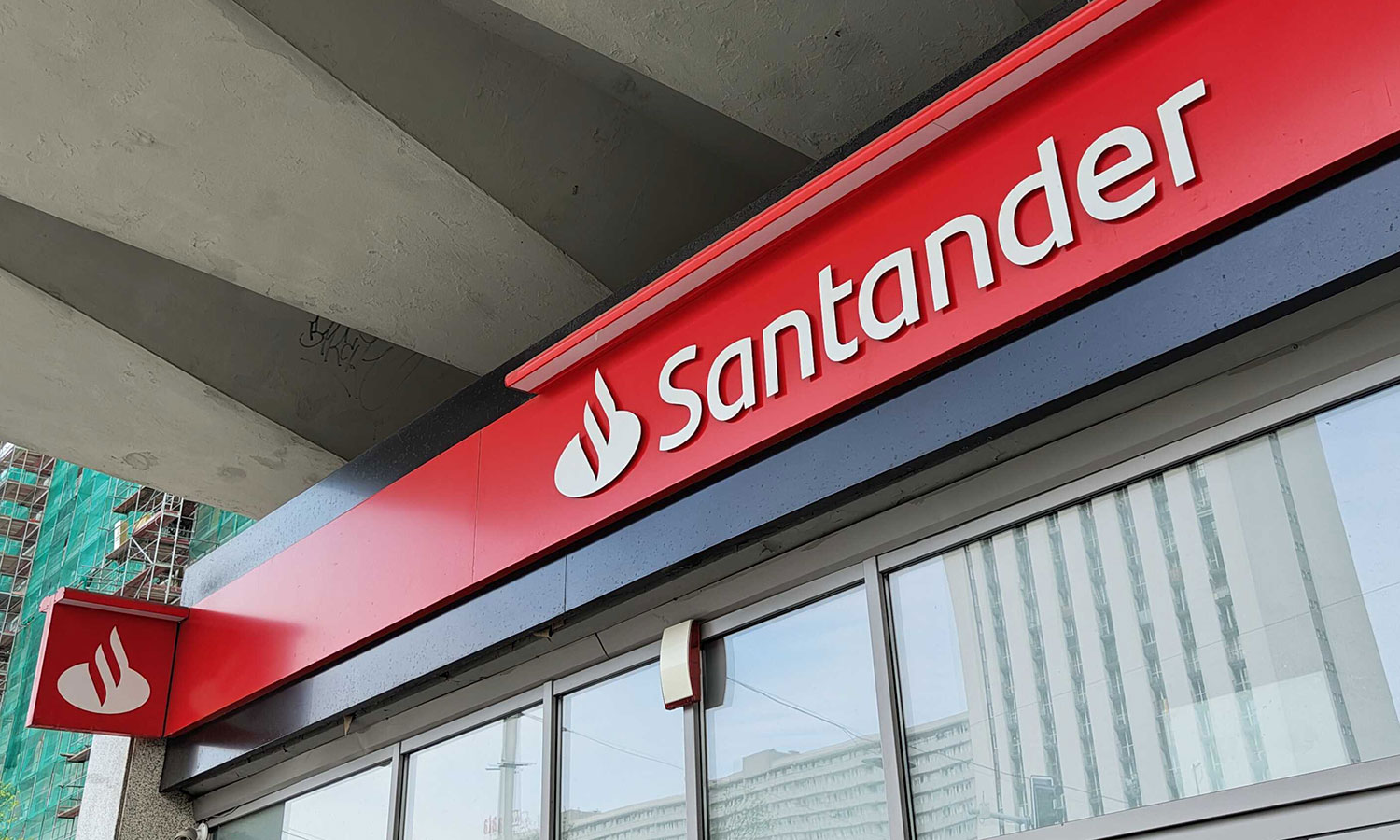 Klienci banku Santander w opałach. Są torpedowani dziwnymi mailami