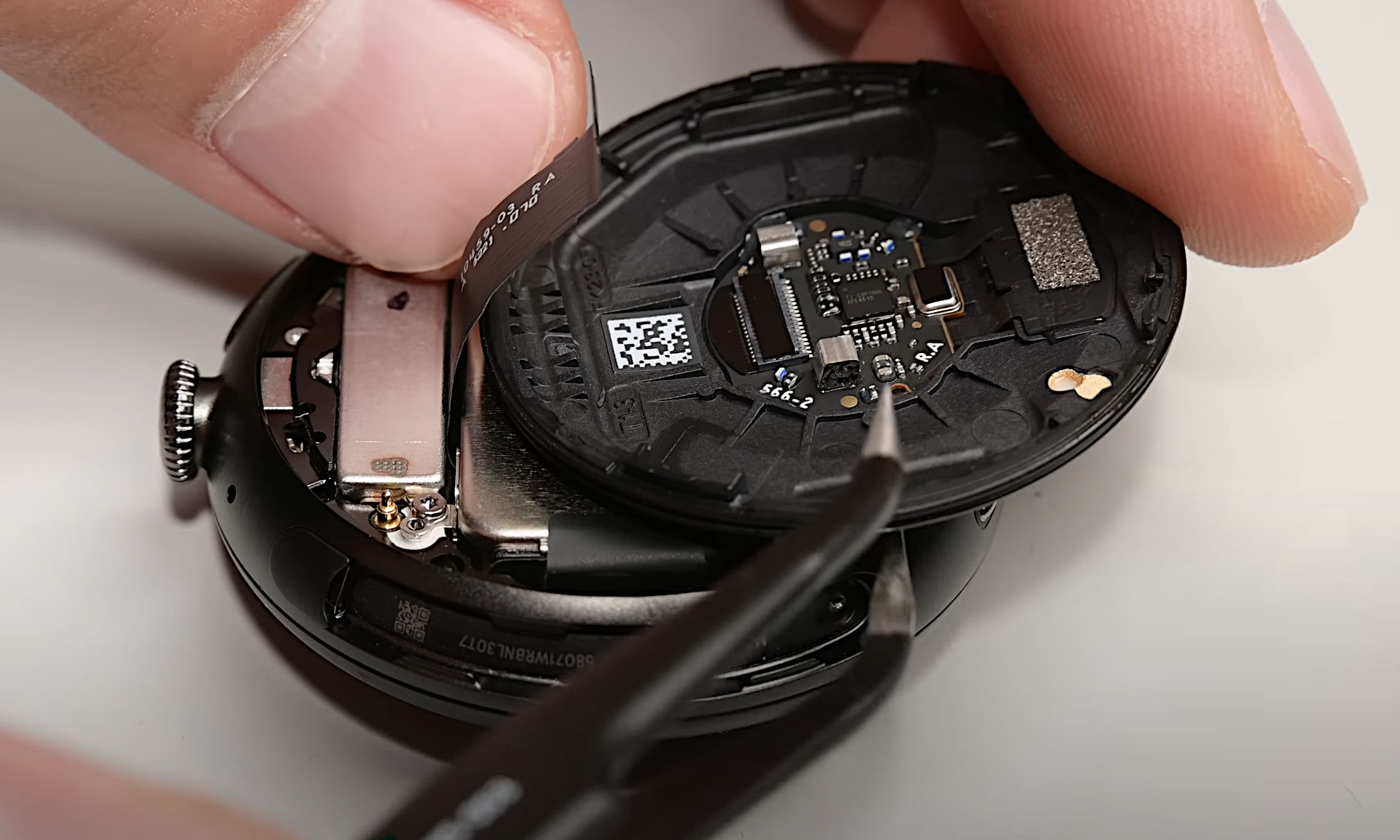 Pixel Watch 4 udał się Google. iFixit chwali wysoki stopień naprawialności