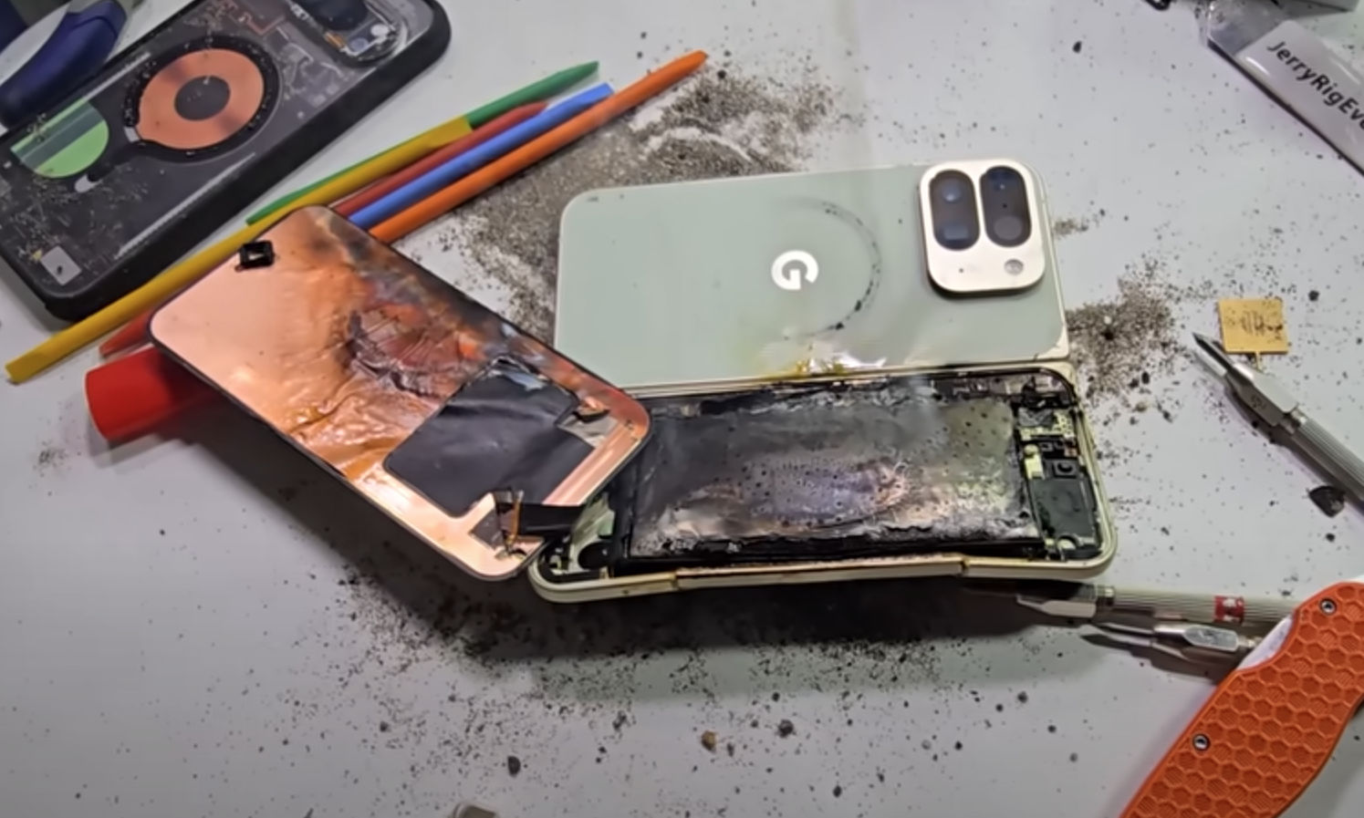 Składany Google Pixel 10 eksplodował. Smartfon źle zniósł test