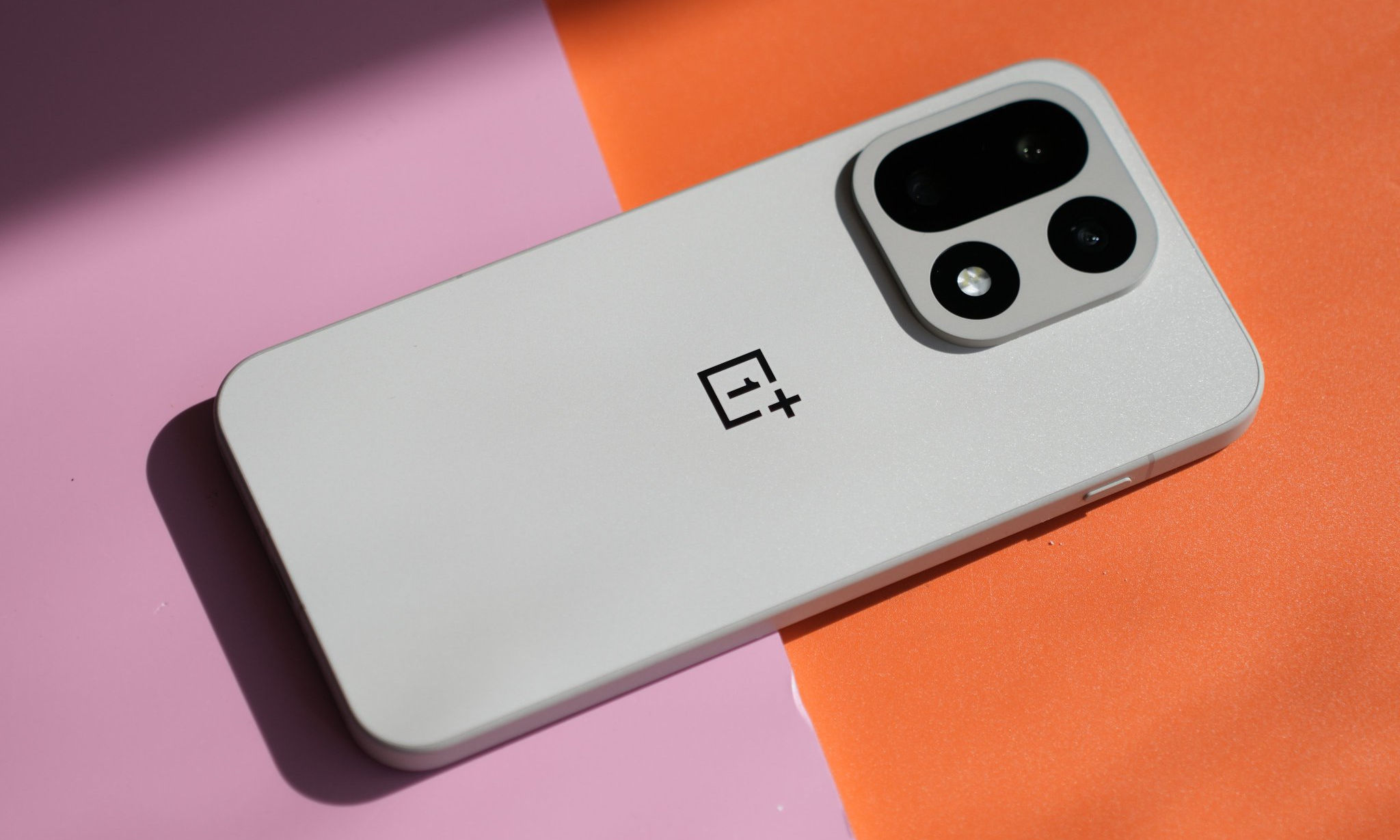 OnePlus 15 z największą baterią w historii. To już pewne