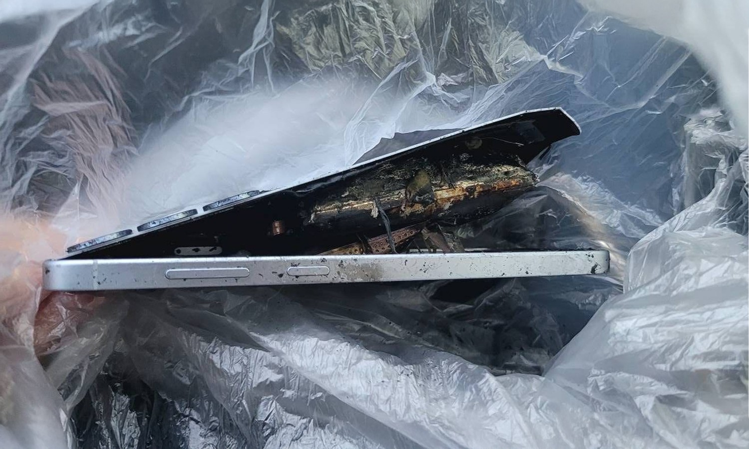 Samsung Galaxy S25+ stanął w płomieniach. Serwis nie znalazł przyczyny