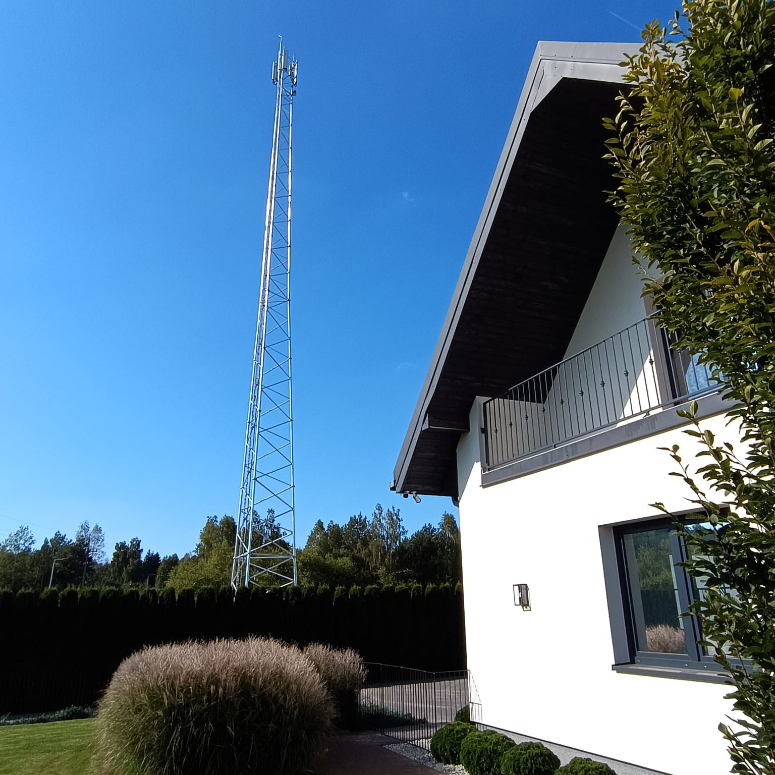 Miało być zielono, jest wielki maszt Play. Mieszkańcy są zaskoczeni