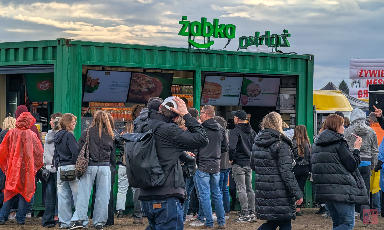 Żabka odpala nową usługę. Uporasz się z badziewiem