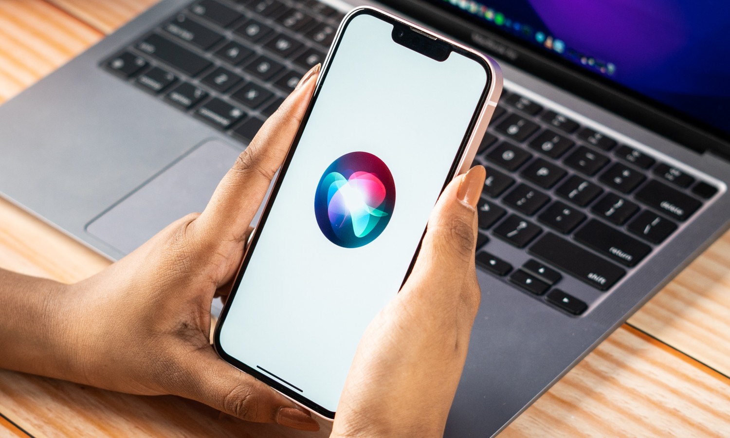 Siri w końcu zmądrzeje. Apple ujawnia datę