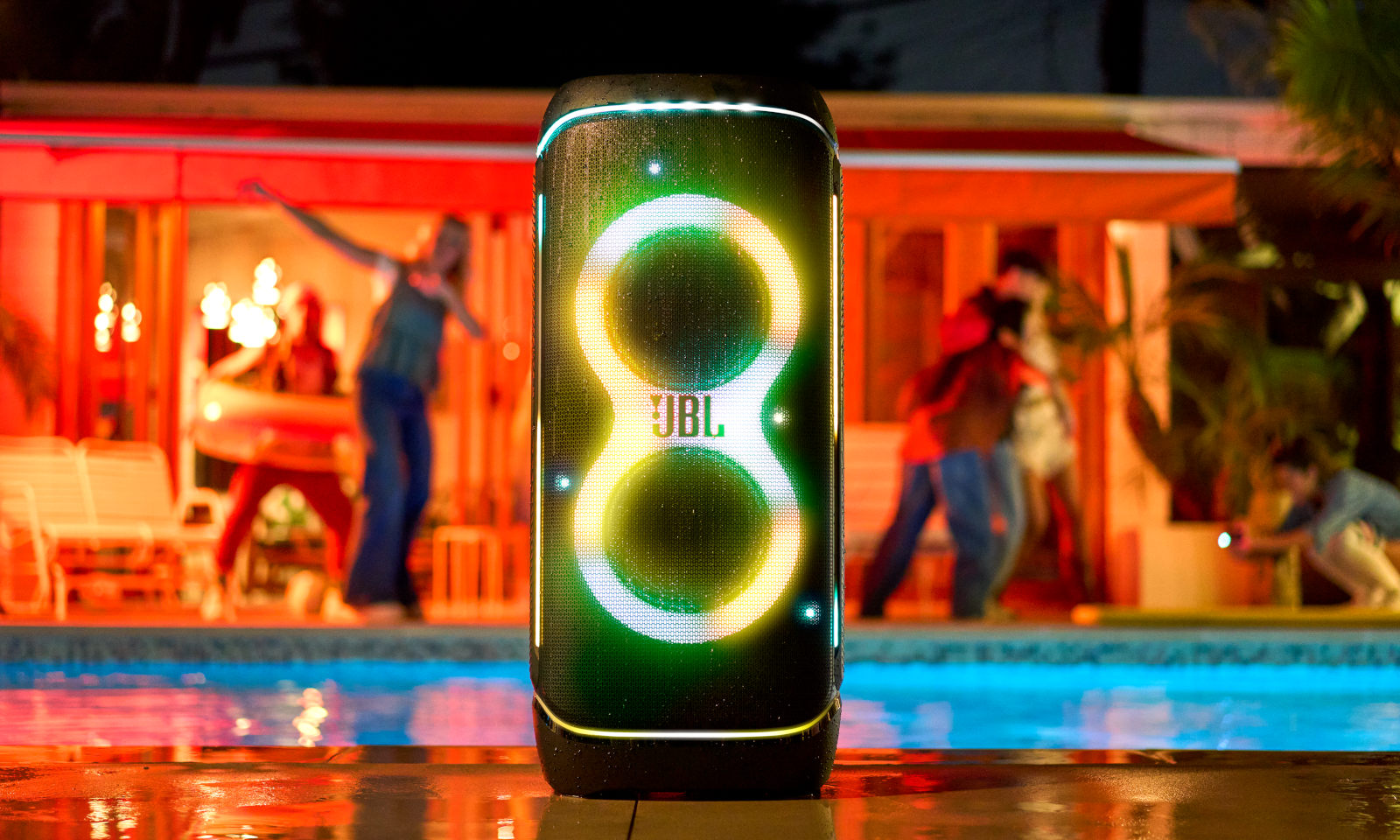 Ten głośnik JBL ma 800 W mocy. Dźwiękiem rozniesie blok w drobny mak