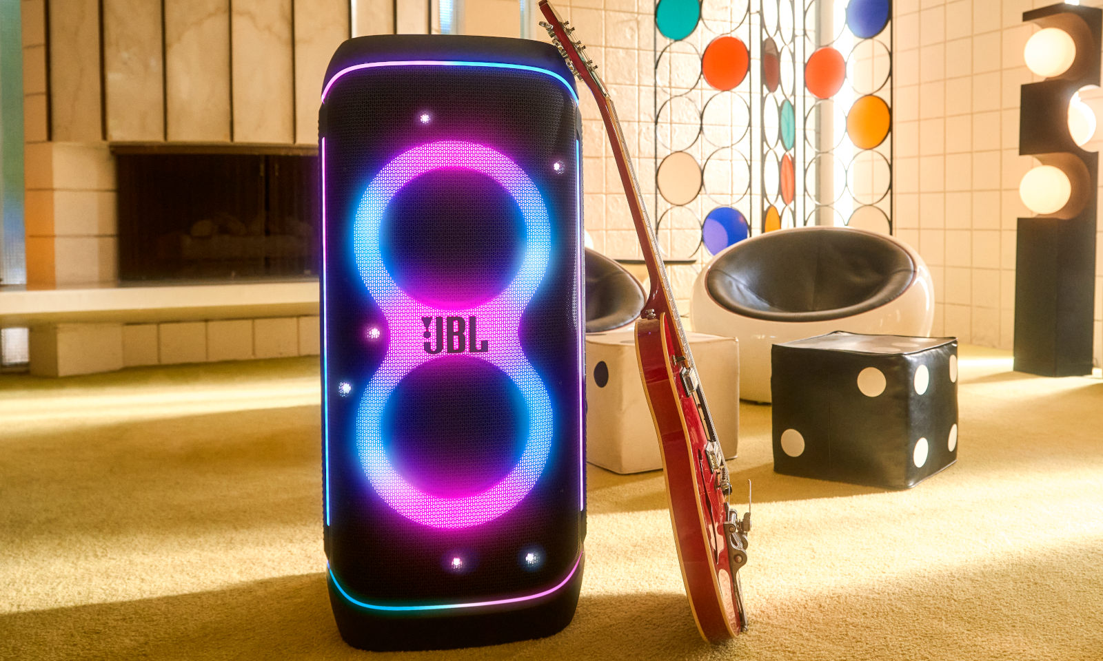 Ten głośnik JBL ma 800 W mocy. Dźwiękiem rozniesie blok w drobny mak