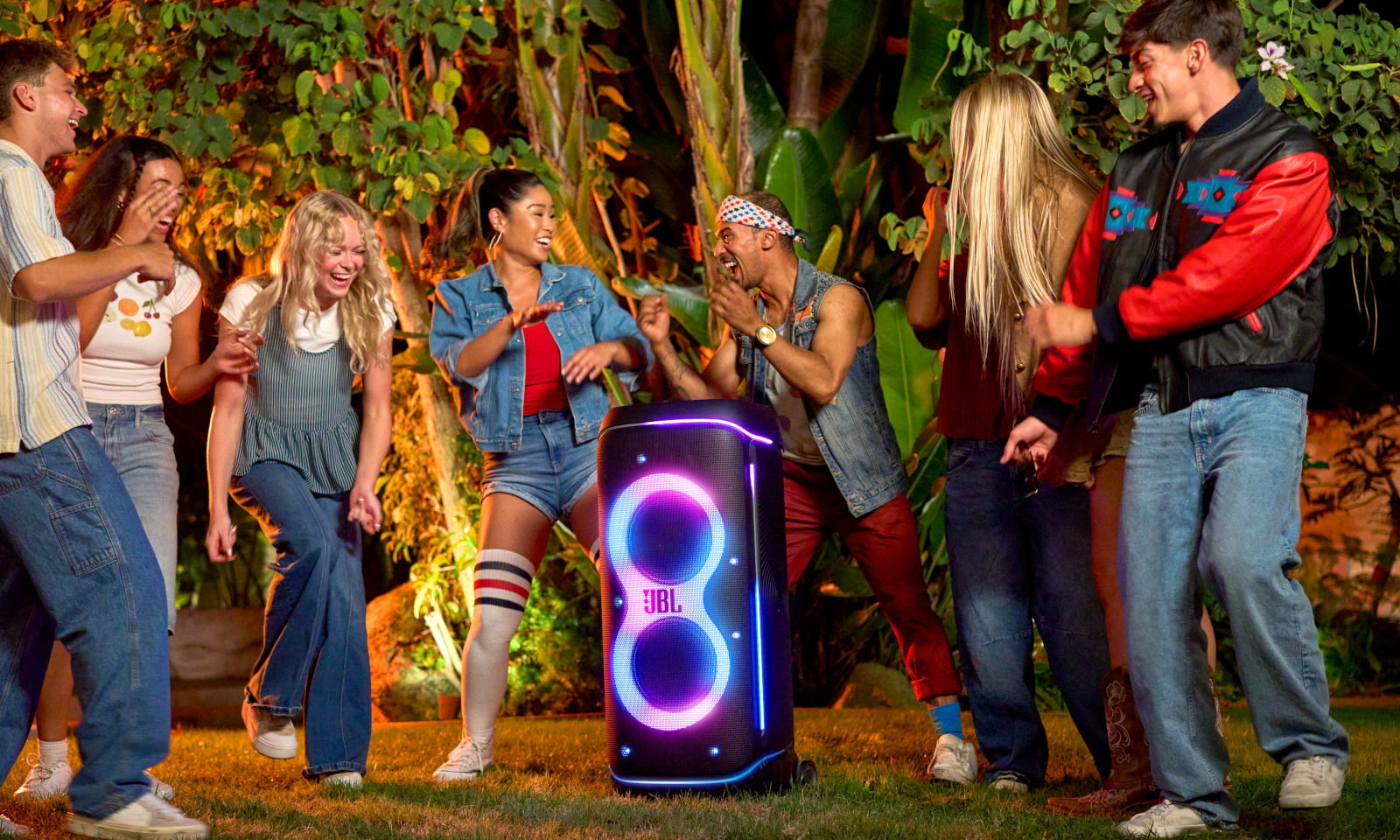 Ten głośnik JBL ma 800 W mocy. Dźwiękiem rozniesie blok w drobny mak