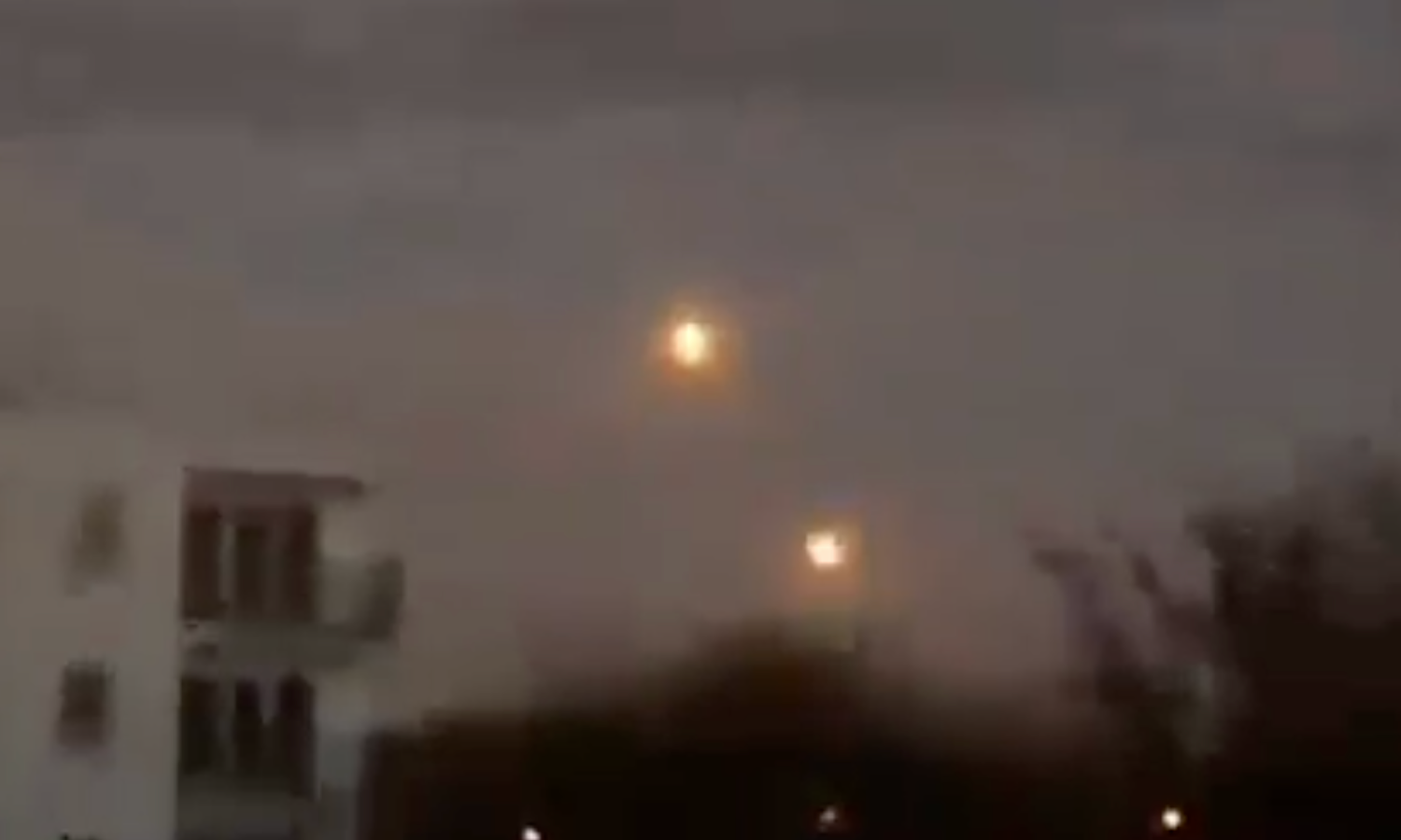 Kule ognia na nocym niebie. Tajemnicze zjawisko nagrano w Polsce, jest reakcja władz