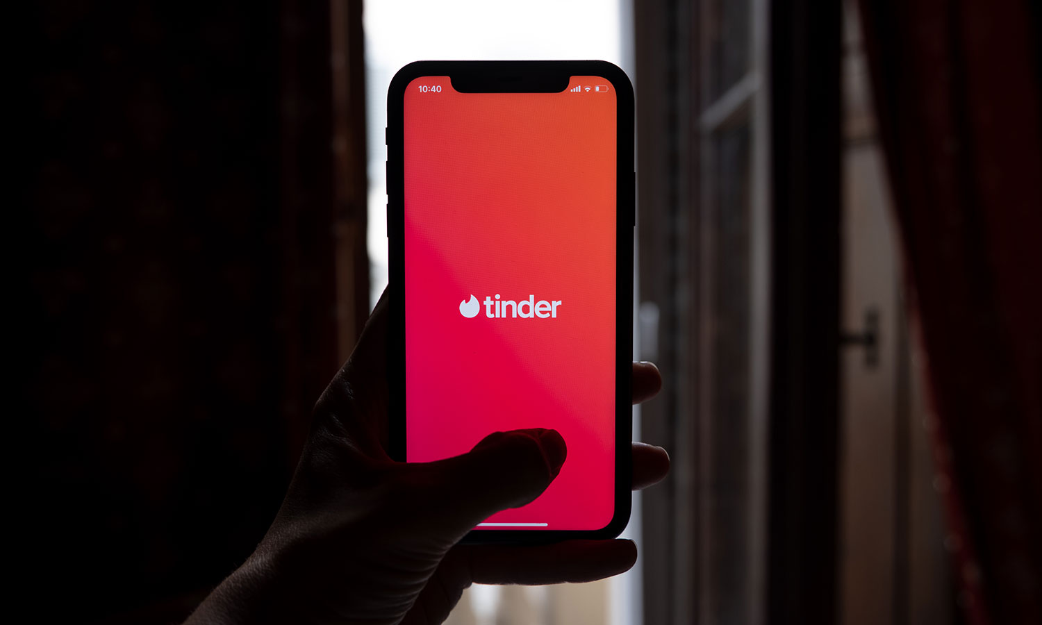 Tinder sam znajdzie drugą połówkę, ale to cyrograf z diabłem