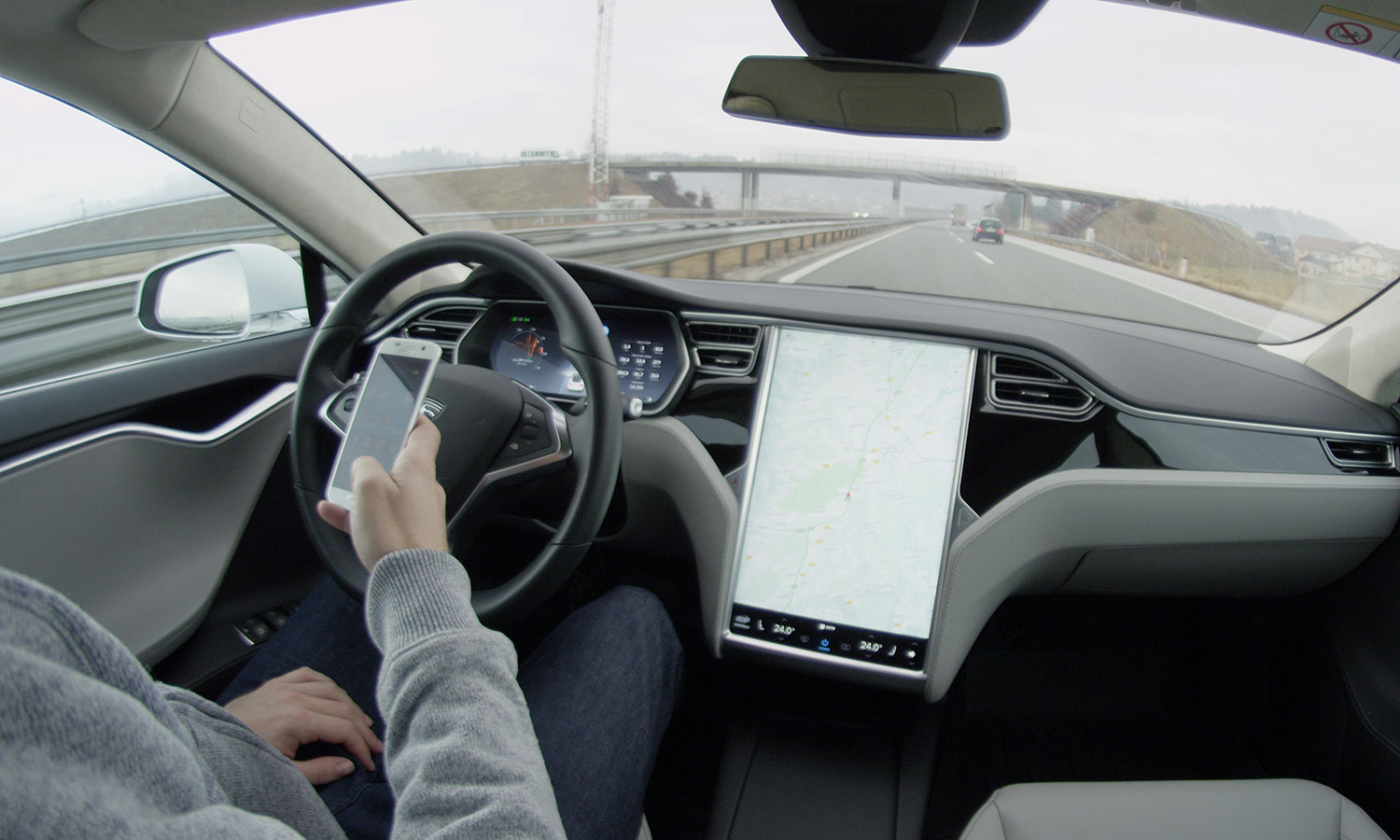 Zielone światło na SMS-owanie za kierownicą? Tesla się rozkręca