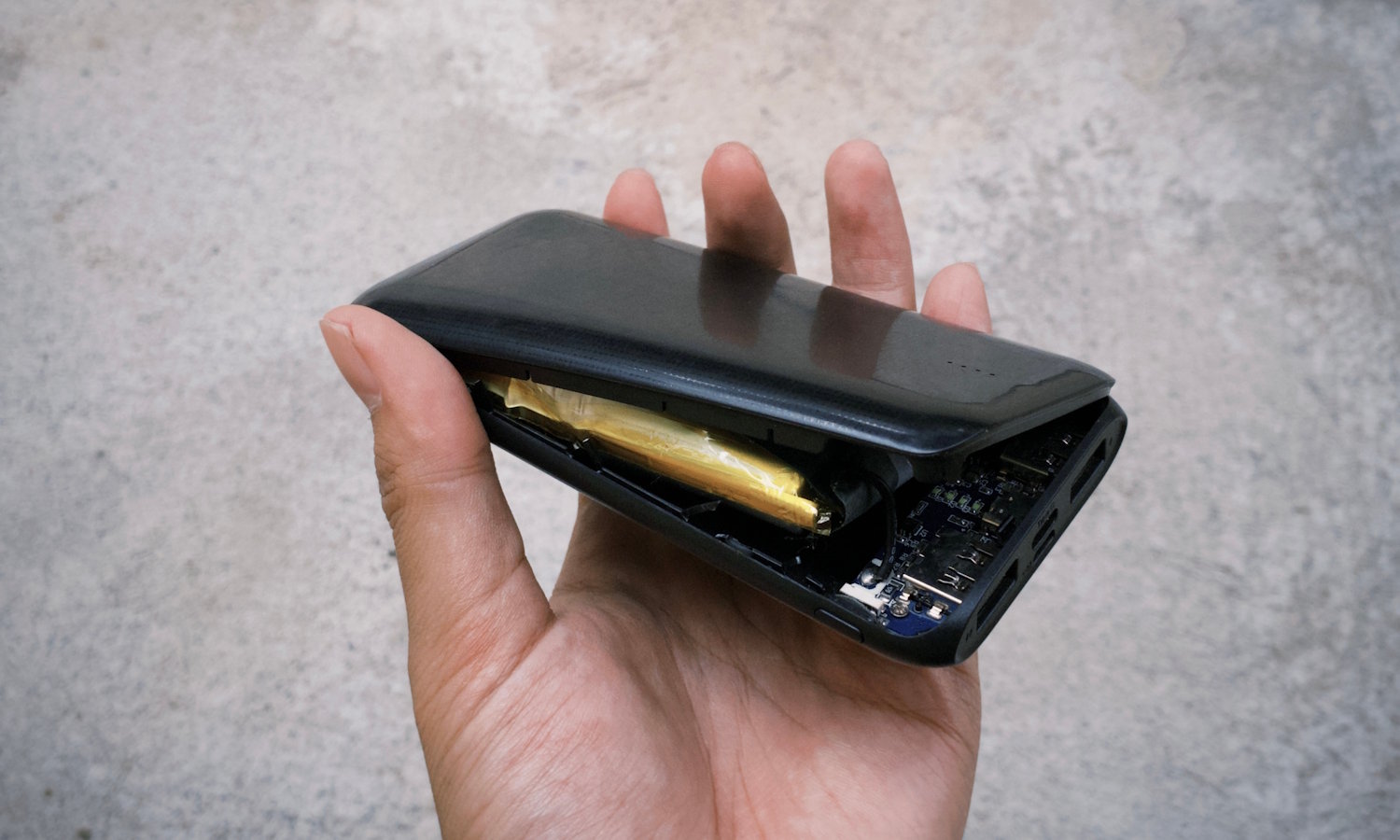 Powerbank dosłownie wybuchł mu w kieszeni. Ewakuowano 150 osób