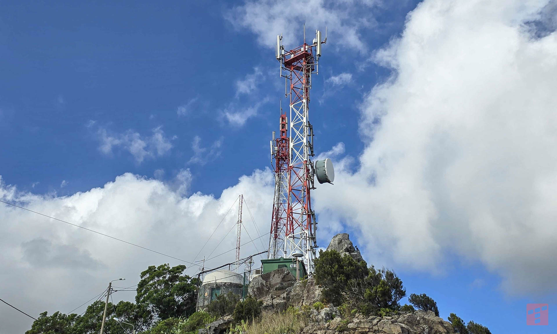 Absurd na granicy. Telefon woli roaming. Ujawniamy prawdziwy powód