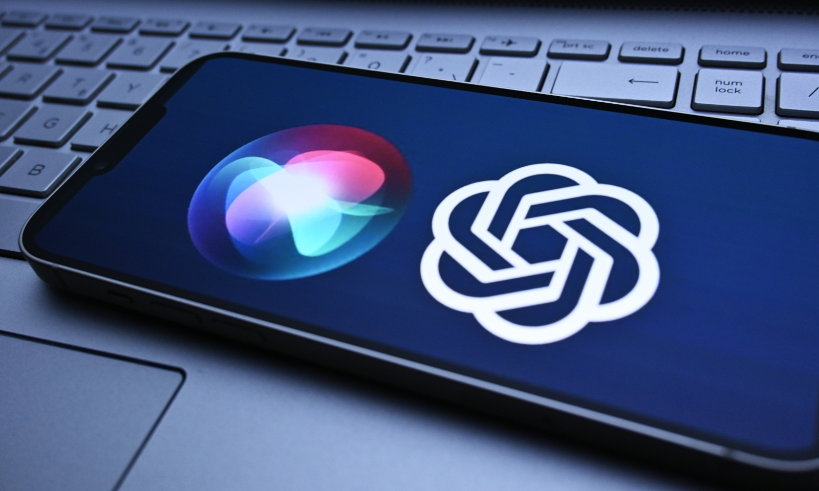 Siri napędzana Gemini. Apple ukrywa, iż zapłaci Google miliardy