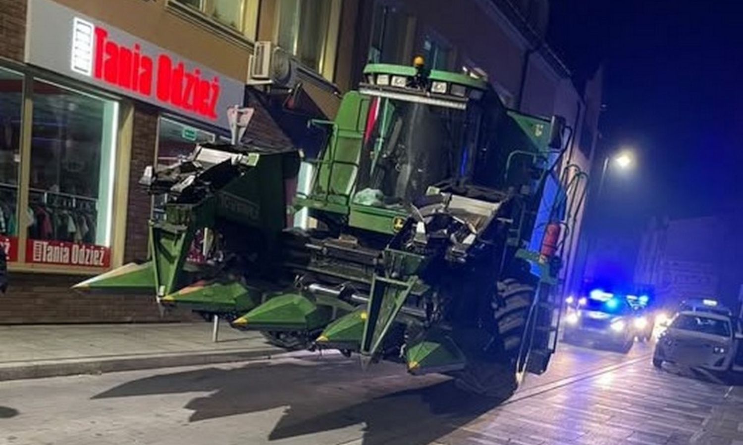 Bezmyślnie zaufał GPS - utknął kombajnem w wąskiej uliczce centru miasta