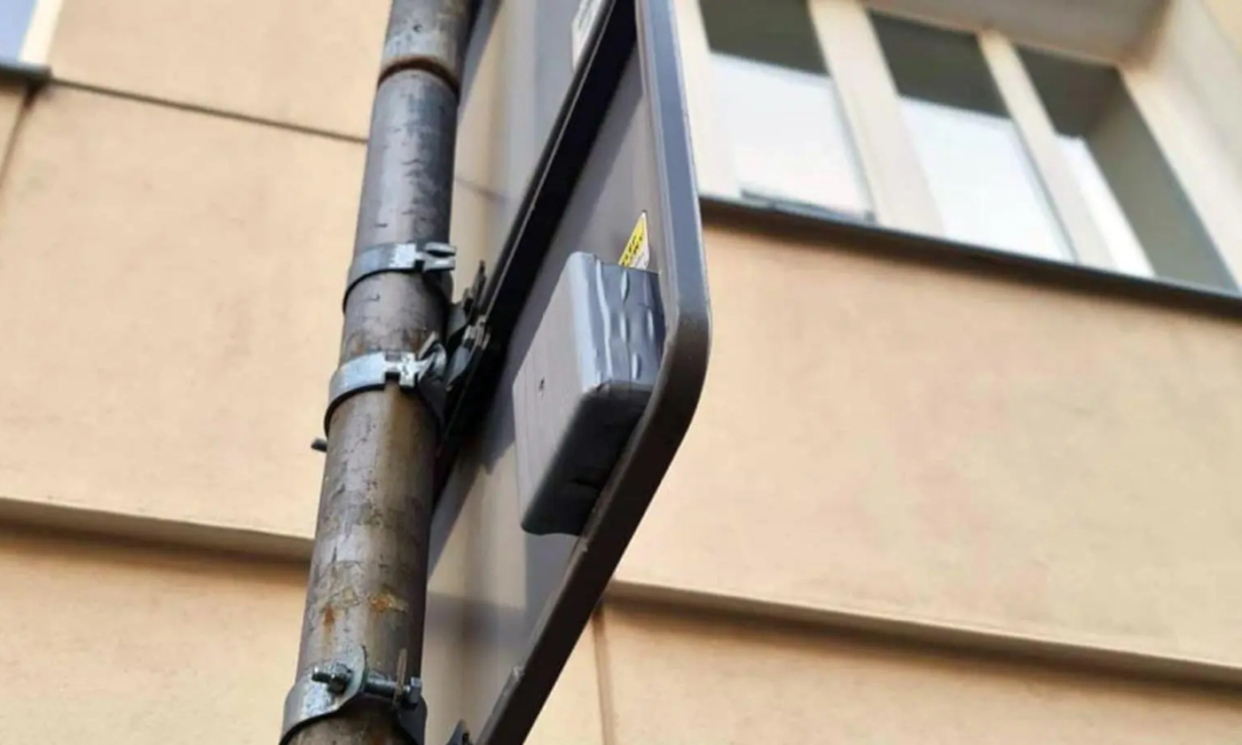 Niepokojące odkrycie SM. Ukryta kamera na znaku drogowym w Warszawie