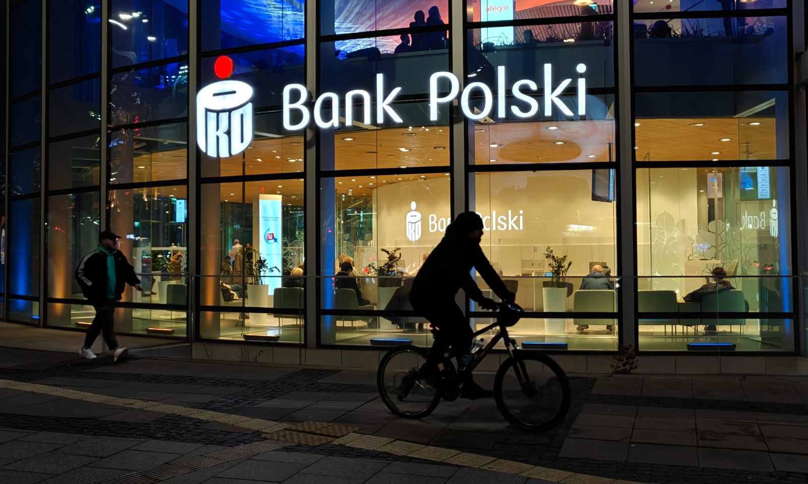 PKO BP: Na sobotnią imprezę weź gotówkę, nie będzie wstydu