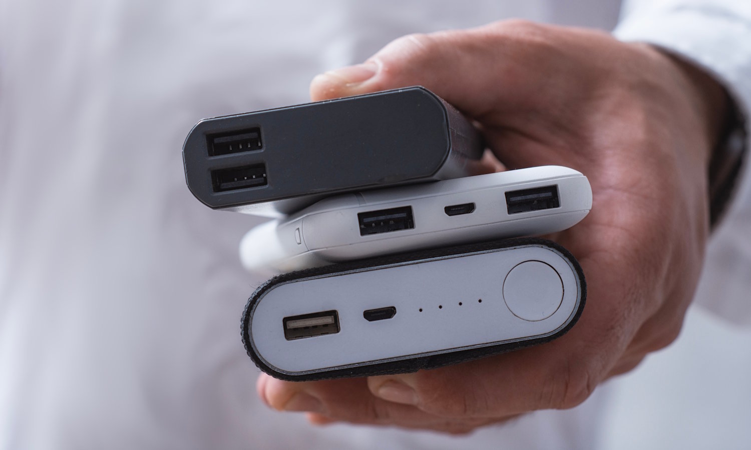 Było o krok od tragedii. Powerbank zapalił mu się w szufladzie