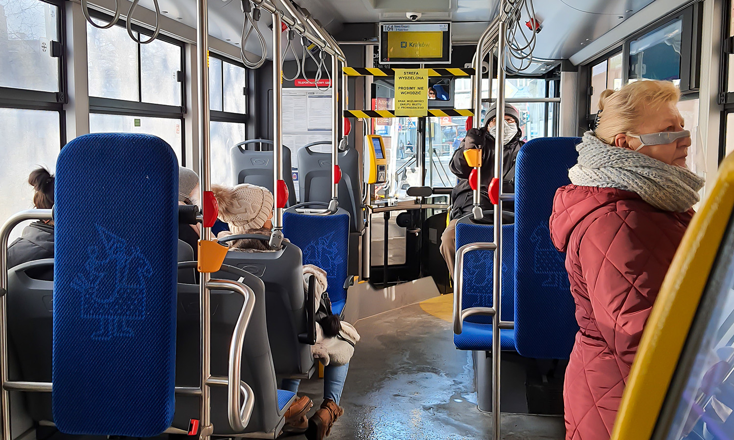 Zakaz telefonów w komunikacji miejskiej? Karkołomny projekt