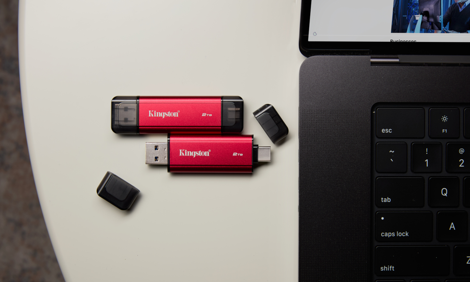 Kingston zaskakuje. Wygląda jak pendrive, a to mały SSD