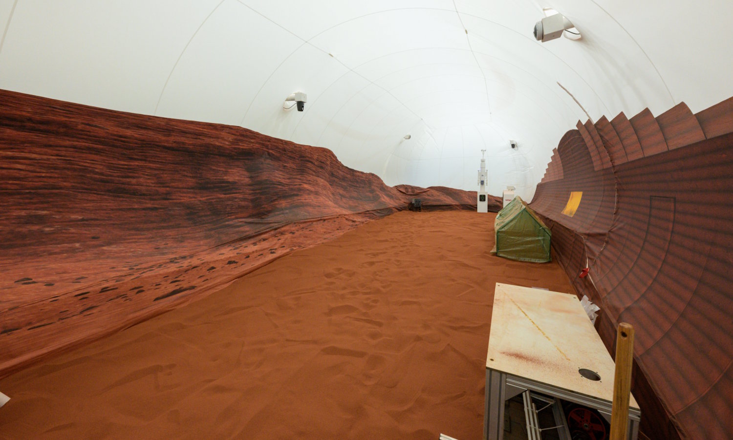 Czterech śmiałków od miesiąca żyje "na Marsie". To ważny eksperyment