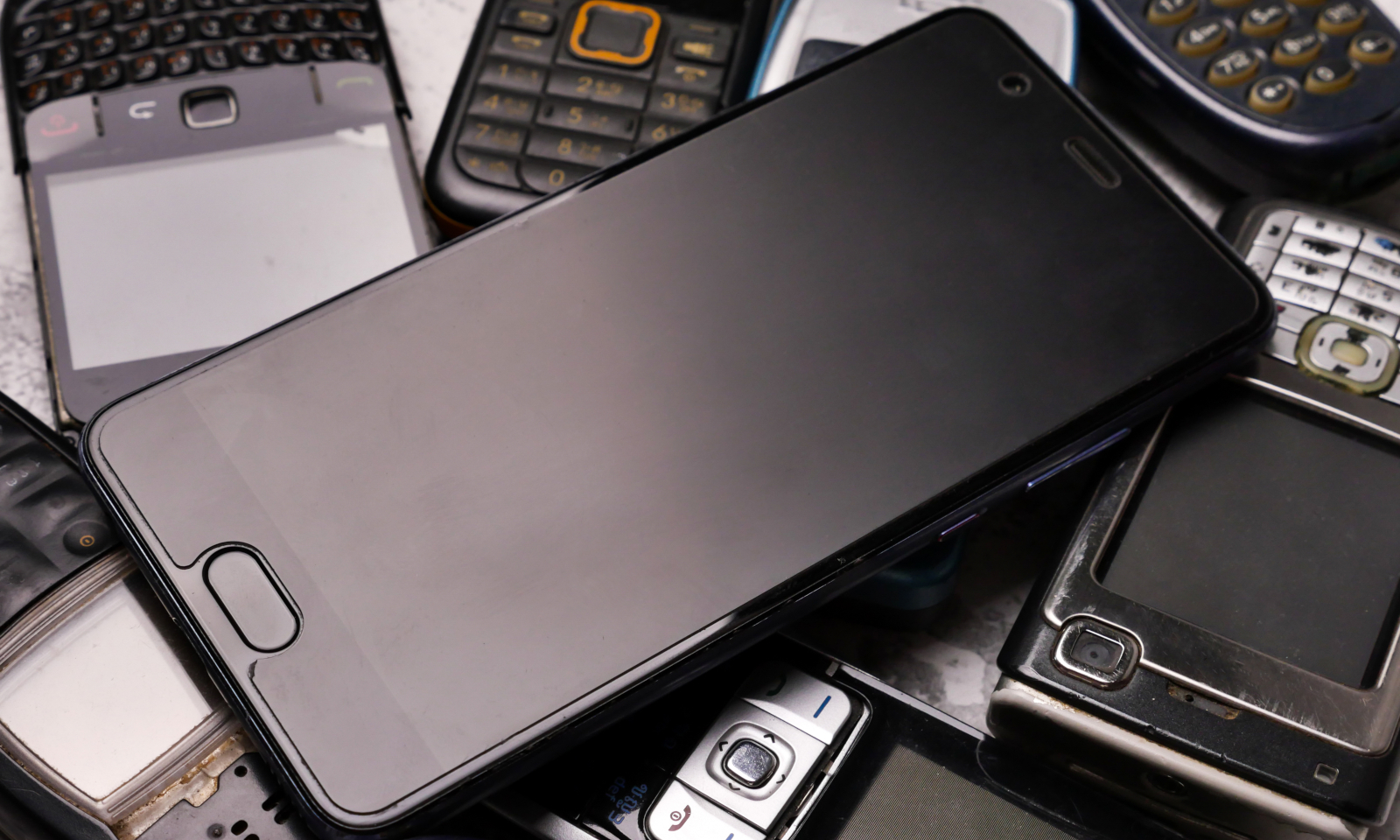 Trzymasz telefon w szufladzie? Omija Cię szansa na sporą kasę