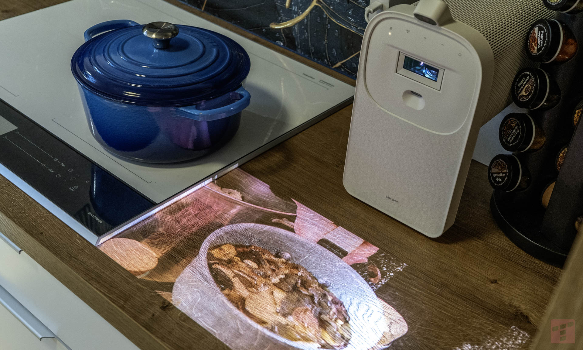 The Premiere 5 wygląda niepozornie, a czyni cuda. Samsung ma asa w rękawie (test)